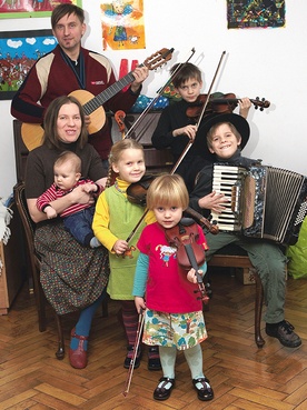 Rodzina Sikorskich: mama Alina i tata Maciej,  dzieci: Tytus, Bruno, Aniela, Amelia, Kosma