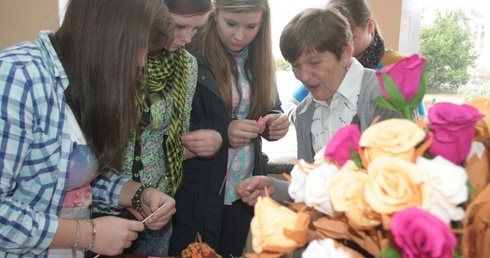 Teresa Kaczor pokazuje, jak wykonać ozdoby z bibuły