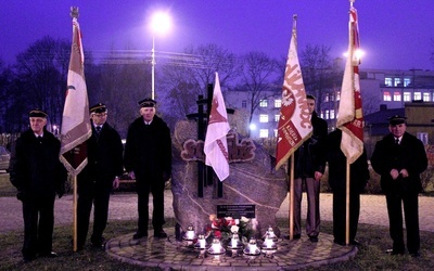 Poczty sztandarowe przed pomnikiem na Skwerze Solidarności w Łowiczu