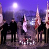 Poczty sztandarowe przed pomnikiem na Skwerze Solidarności w Łowiczu