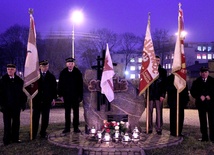 Poczty sztandarowe przed pomnikiem na Skwerze Solidarności w Łowiczu
