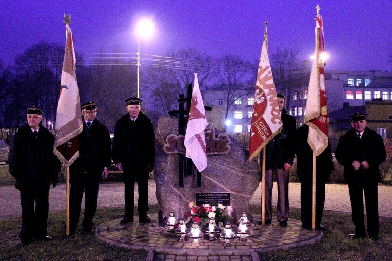 Poczty sztandarowe przed pomnikiem na Skwerze Solidarności w Łowiczu