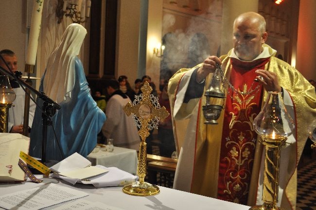 Obrzędowi wprowadzenia relikwii św. o. Pio do parafii w Wieczfni Kościelnej przewodniczył o. Zbigniew Nowakowski, kapucyn