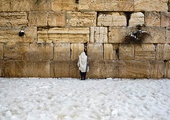 13.12.2013. Jerozolima. Żyd modlący się przy Ścianie Płaczu. Nad Izraelem przeszła burza śnieżna. Prognozy zapowiadają dalsze opady śniegu.