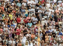 Prawie 60 tys. ludzi spotkało się 6 lipca na Stadionie Narodowym w Warszawie, by razem uwielbiać Jezusa. Spotkanie poprowadził o. John Bashobora z Ugandy. To było piękne doświadczenie jedności, siły wspólnej modlitwy, radości bycia blisko Chrystusa i bycia częścią Kościoła. Te jednodniowe rekolekcje były wybudzaniem polskich katolików do żywszej wiary. Takiej, która traktuje Boga jako osobę działającą w historii, a nie ideę lub odległe bóstwo. 
