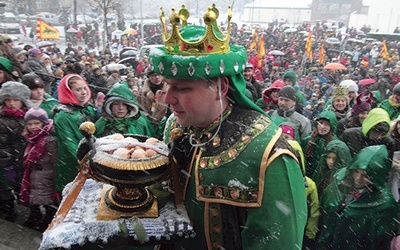 Barwne pochody, którym towarzyszą uliczne jasełka i wspólne kolędowanie, wpisały się już w krajobraz wielu polskich miast i miasteczek. Pierwszy odbył się w Warszawie w 2009 roku. Pomysł powstał w szkole „Żagle”, prowadzonej przez Stowarzyszenie „Sternik”. 6 stycznia 2013 r. Orszak Trzech Króli przeszedł ulicami ponad 90 miast. Organizatorzy obliczyli, że we wszystkich pochodach wzięło udział ok. 250 tys. osób. W Katowicach Orszak Trzech Króli w 2013 r. zorganizowano po raz drugi. Szły w nim barwnie pop...