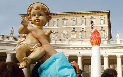 15.12.2013. Watykan. Papież Franciszek pobłogosławił figurki Dzieciątka Jezus podczas modlitwy „Anioł Pański”