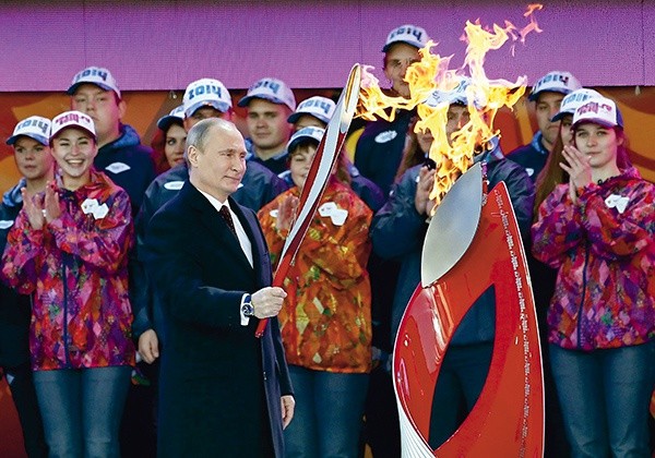 Władimir Putin jest bliski podporządkowania sobie Ukrainy, a w przyszłym roku splendoru przysporzy mu zimowa olimpiada w Soczi. Na zdjęciu prezydent Rosji z ogniem olimpijskim