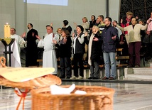Członkowie grupy „Maria” posługują podczas Mszy św.  od 2004 r.