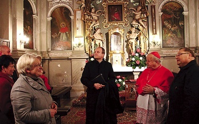  Przed odprawieniem Sumy odpustowej, inaugurującej Rok św. Karola, kard. Stanisław Dziwisz odwiedził kaplicę, w której wisi cudowny obraz