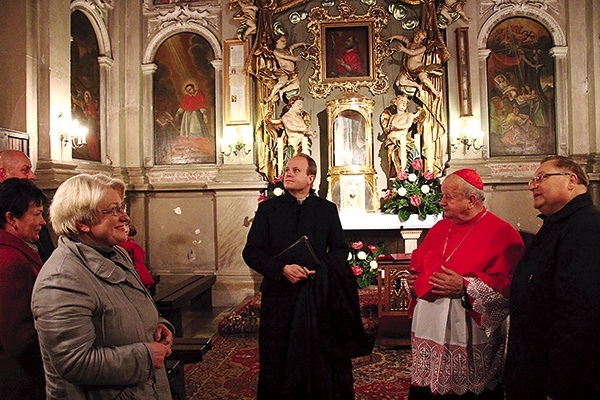  Przed odprawieniem Sumy odpustowej, inaugurującej Rok św. Karola, kard. Stanisław Dziwisz odwiedził kaplicę, w której wisi cudowny obraz