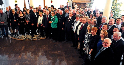  Po przełamaniu się opłatkiem uczestnicy spotkania stanęli do pamiątkowej fotografii 