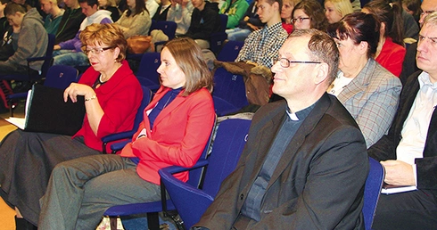  Wykład Katarzyny Kaszo-Stanik (w środku) cieszył się dużym zainteresowaniem. Z lewej prowadząca spotkanie Lucyna Wiśniewska