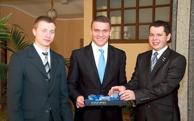  Alumni (od lewej):  Damian Sadza, Paweł Zubek i Grzegorz Dąbrowski  dziękują wszystkim,  którzy włączyli się  w akcję
