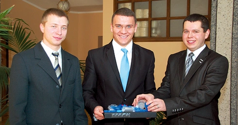  Alumni (od lewej):  Damian Sadza, Paweł Zubek i Grzegorz Dąbrowski  dziękują wszystkim,  którzy włączyli się  w akcję
