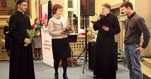  Hanna Zych-Cisoń, wicemarszałek województwa pomorskiego, wręcza nagrodę „Samarytanin roku 2013” Dariuszowi Chełmińskiemu