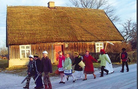  Od Bożego Narodzenia do 6 stycznia chodzą po kaszubskich miejscowościach i śpiewają kolędy Trzej Królowie zwani też Herodami  