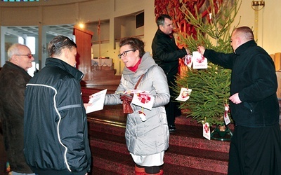 Parafianie od św. Jadwigi chętnie zabierali bilety z imionami dzieci, aby przygotować dla nich paczki