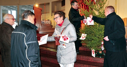 Parafianie od św. Jadwigi chętnie zabierali bilety z imionami dzieci, aby przygotować dla nich paczki