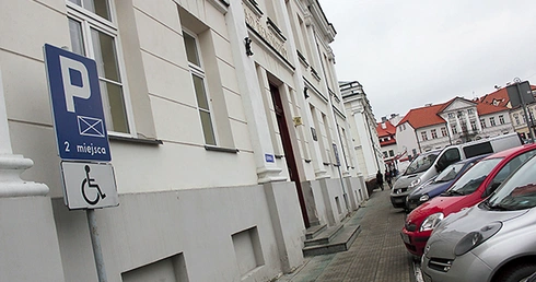 Zajmowanie miejsc parkingowych dla niepełnosprawnych to jeden z problemów, na jakie wskazali uczestnicy spotkania obywatelskiego