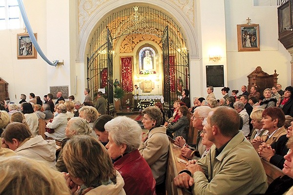 Czciciele Niepokalanej wypełniają sanktuarium w grudniowe wieczory