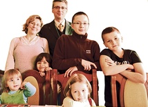 Justyna i Radosław Walczukowie wspólnie z dziećmi: Jankiem, Maćkiem, Cecylką, Tereską i Dorotką, którym niedługo urodzi się mały braciszek. W takiej rodzinie każdy dzień przynosi coś nowego, wyjątkowego 