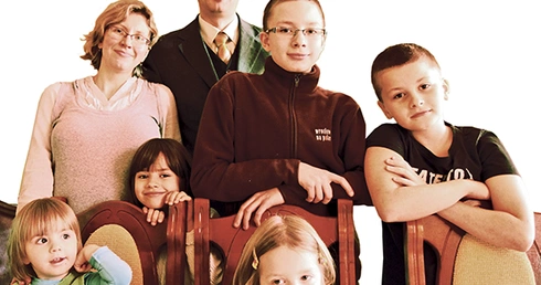 Justyna i Radosław Walczukowie wspólnie z dziećmi: Jankiem, Maćkiem, Cecylką, Tereską i Dorotką, którym niedługo urodzi się mały braciszek. W takiej rodzinie każdy dzień przynosi coś nowego, wyjątkowego 
