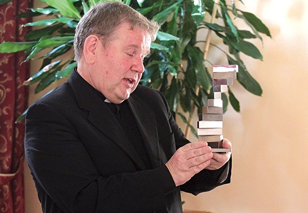 Ks. Józef Lisowski cieszy się, że dzięki takim wyróżnieniom coraz więcej osób przyjeżdża do Krzeszowa