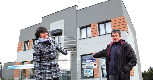 Katarzyna i Jarosław Cieciurowie przed gabinetem „Naturalnie.org.pl” na Żorskiej 267