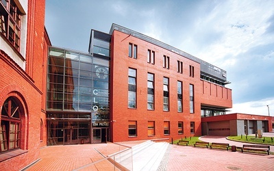  Nowy budynek CLO nawiązuje stylem do starszej części szpitala