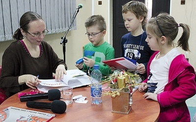 Autorka podpisywała swoją książkę podczas spotkania z przedszkolakami w Książnicy Beskidzkiej