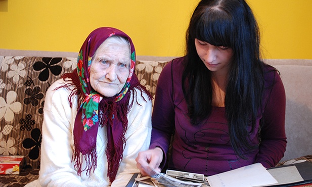  Pani Wiktoria z prawnuczką Olą ogląda rodzinne fotografie