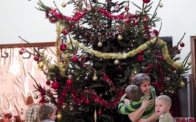 Co roku przed Bożym Narodzeniem w szkole w Zduńskiej Dąbrowie na wychowanków domu dziecka czekają prezenty i serdeczne przyjęcie 