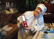   Babcia Hania prezentuje ostatni z prawie 170 medali 