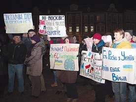 Z biało-czerwonymi i niebiesko-żółtymi flagami w Koszalinie i Białym Borze manifestowano poparcie dla prounijnych dążeń Ukrainy