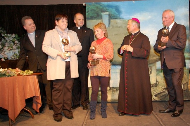 Wyróżnieni statuetki odebrali z rąk bp. Henryka Tomasika, ks. Grzegorza Wójcika i ks. Roberta Kowalskiego