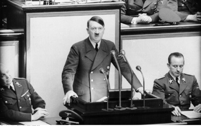 PE: Nazizm potępiony, komunizm "mniej"