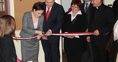 Marszałek Sejmu Ewa Kopacz jako pierwsza przecinała wstęgę