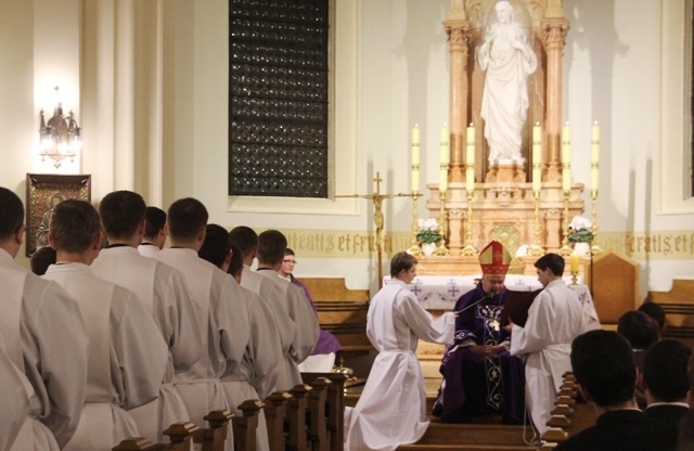 Bp Tadeusz Rakoczy podczas obrzędu admissio w seminarium duchownym w Krakowie