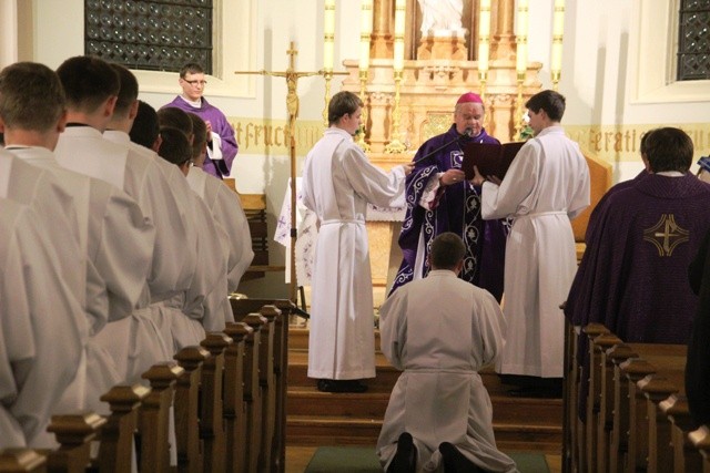 Bp Tadeusz Rakoczy z klerykami w seminarium