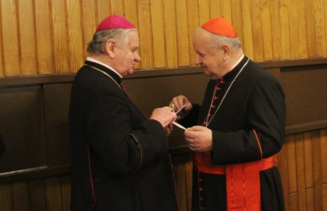 Bp Tadeusz Rakoczy z klerykami w seminarium