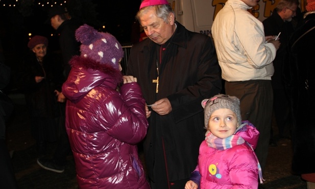 Dla wielu osób to jedyna okazja, żeby podzielić się opłatkiem z bp. Henrykiem Tomasikiem 