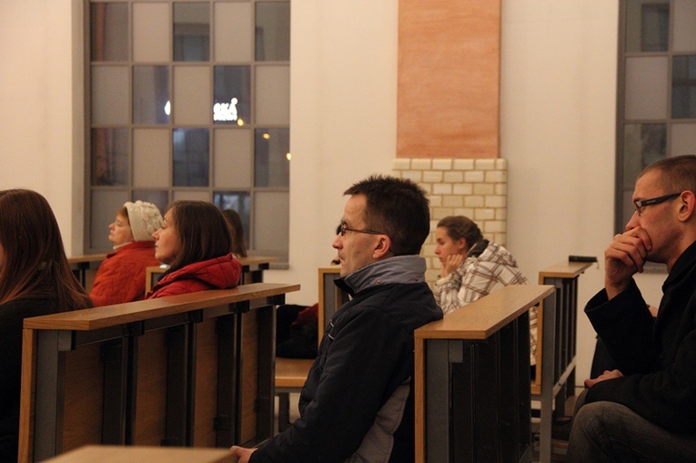 Noc konfesjonałów w centrum handlowym