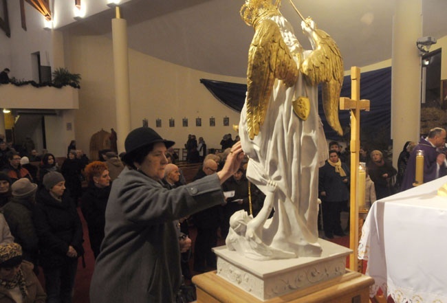 Kopia figury św. Michała Archanioła w Nowej Hucie