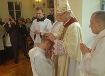 Nałożenie rąk na ks. Piotra Błońskiego - istotny moment święceń kapłańskich