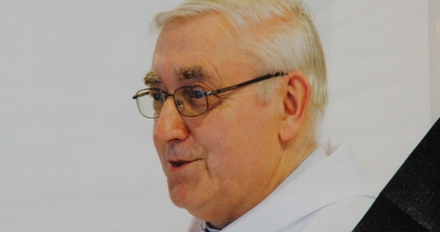 Pożegnalnej modlitwie parafian towarzyszył portret zmarłego proboszcza