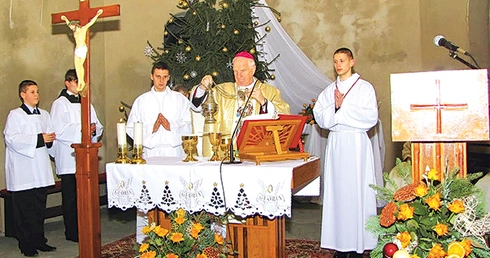  23 grudnia 2013 r. bp Ignacy Dec odprawił pierwszą Mszę św.  w kościele MB Królowej Polski w Mrowinach