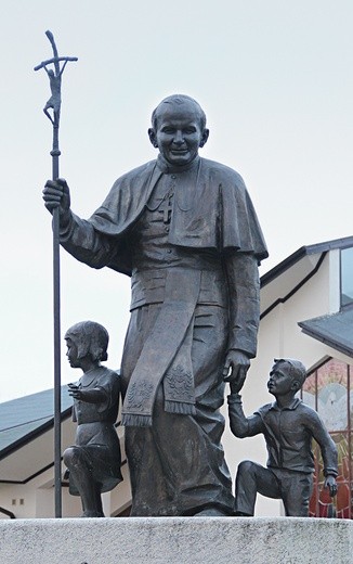 Pomnik bł. Jana Pawła II z dziećmi przy parafii pw. Ducha Świętego w Zielonej Górze