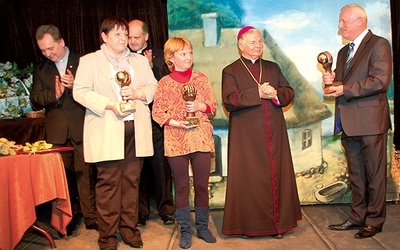Wyróżnieni statuetki odebrali od bp. Henryka Tomasika, ks. Grzegorza Wójcika i ks. Roberta Kowalskiego