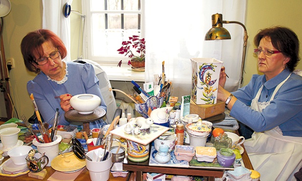 Dla Małgorzaty Burzykowskiej (po lewej) i Zofii Solak wyrób i malowanie majoliki to wielka pasja